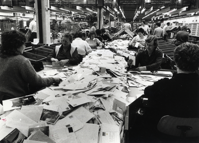 404417 Afbeelding van het sorteren van de kerstpost in het Expeditieknooppunt (EKP) / Kantoor Postdistrict Utrecht van ...